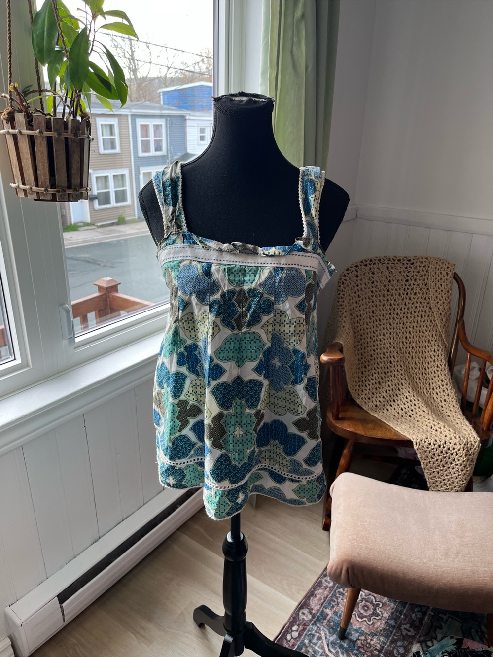 Mossimo Women’s Blue Floral Tank Top medium fit